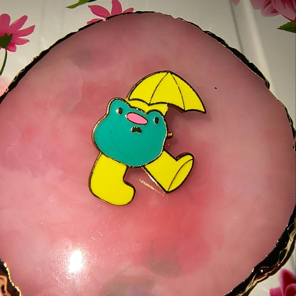 Cute Frog Enamel Pin - Yellow and Green - Picture 1 of 3